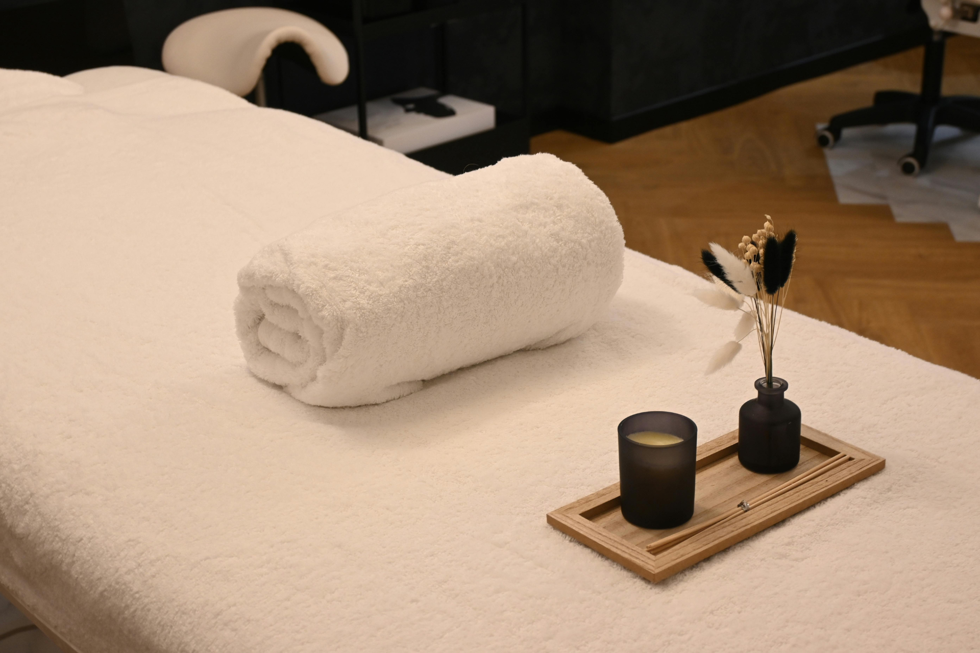 Massageliege mit Decke in ruhigem Raum für Thai-Yoga-Massage in Bad Wildbad