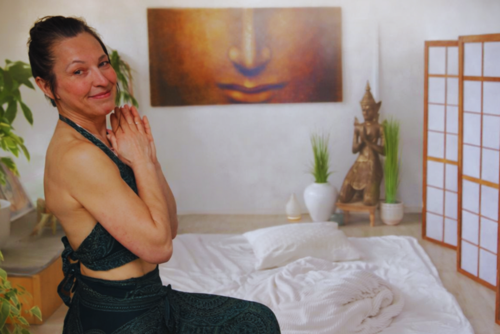 Thai Yoga Massage Raum in Bad Wildbad mit ruhiger Atmosphäre und Bodenmatte