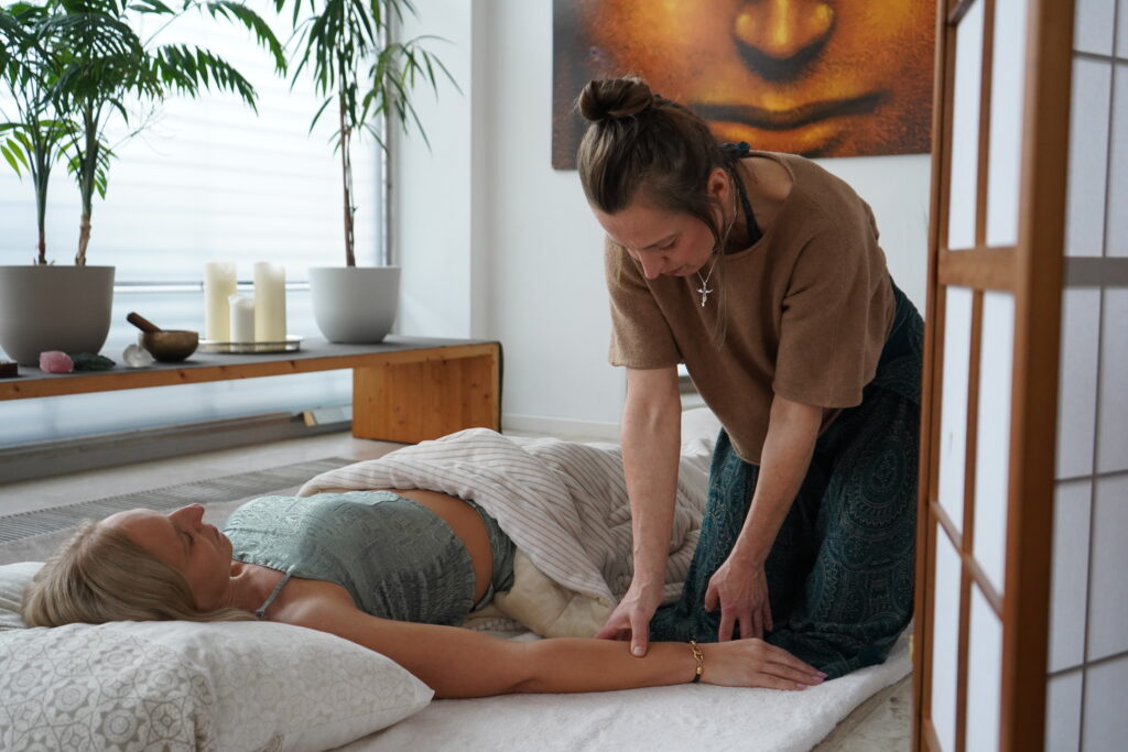 Thai Yoga Massage bei Stress – Behandlung auf der Bodenmatte zur Entspannung und Stressreduktion